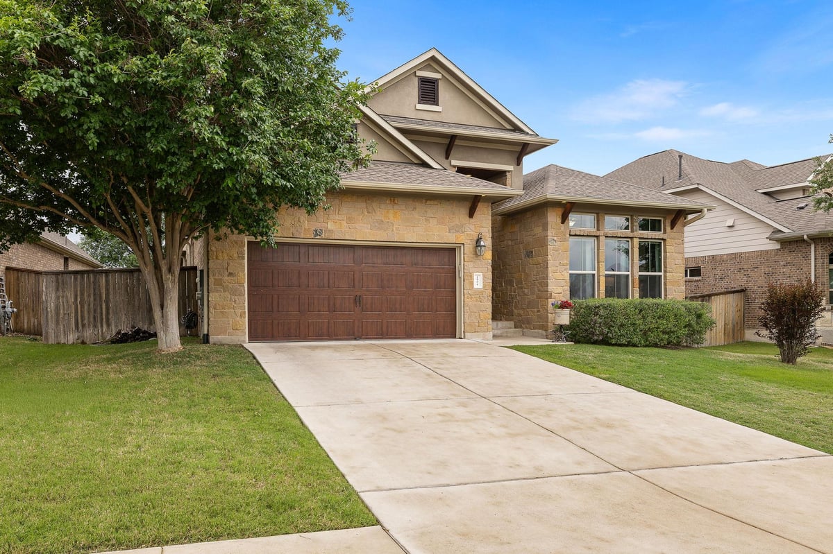 Living area at 2904 Santa Rosita Dr - 4 bed 3 bath home