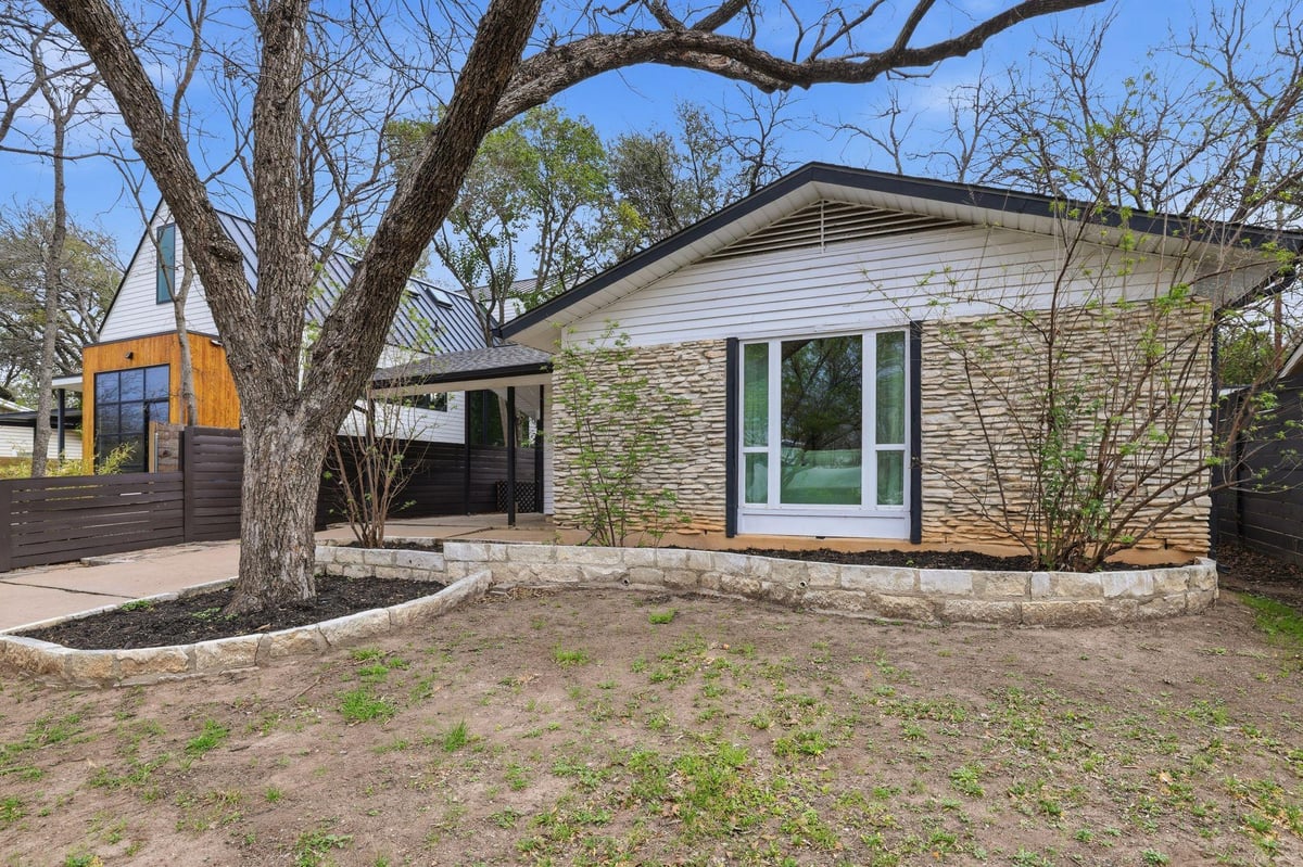 Primary bedroom at 2905 Brinwood Ave - 2 bed 2 bath home