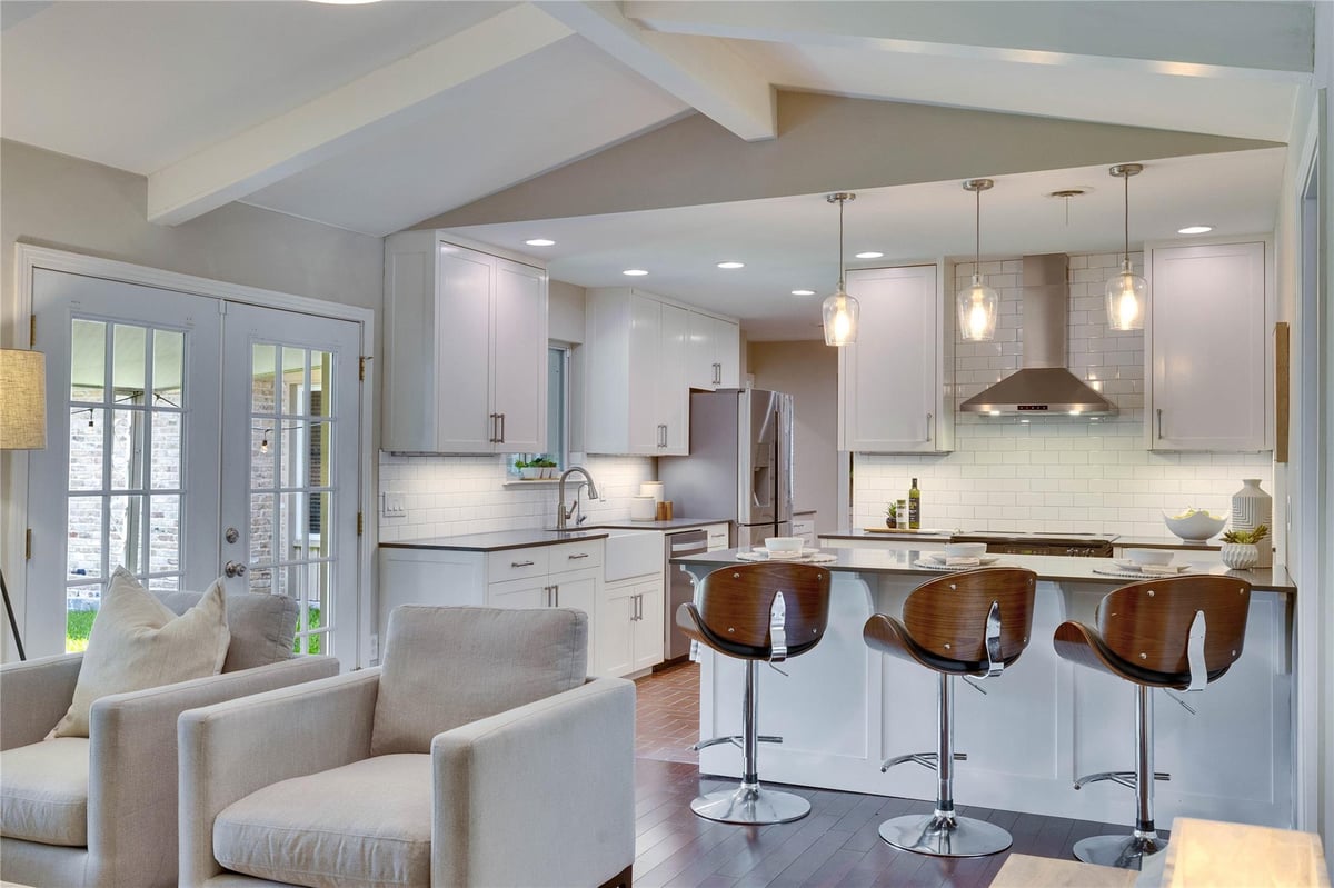 Living area at 2905 Greenlawn Pkwy - 5 bed 4 bath home