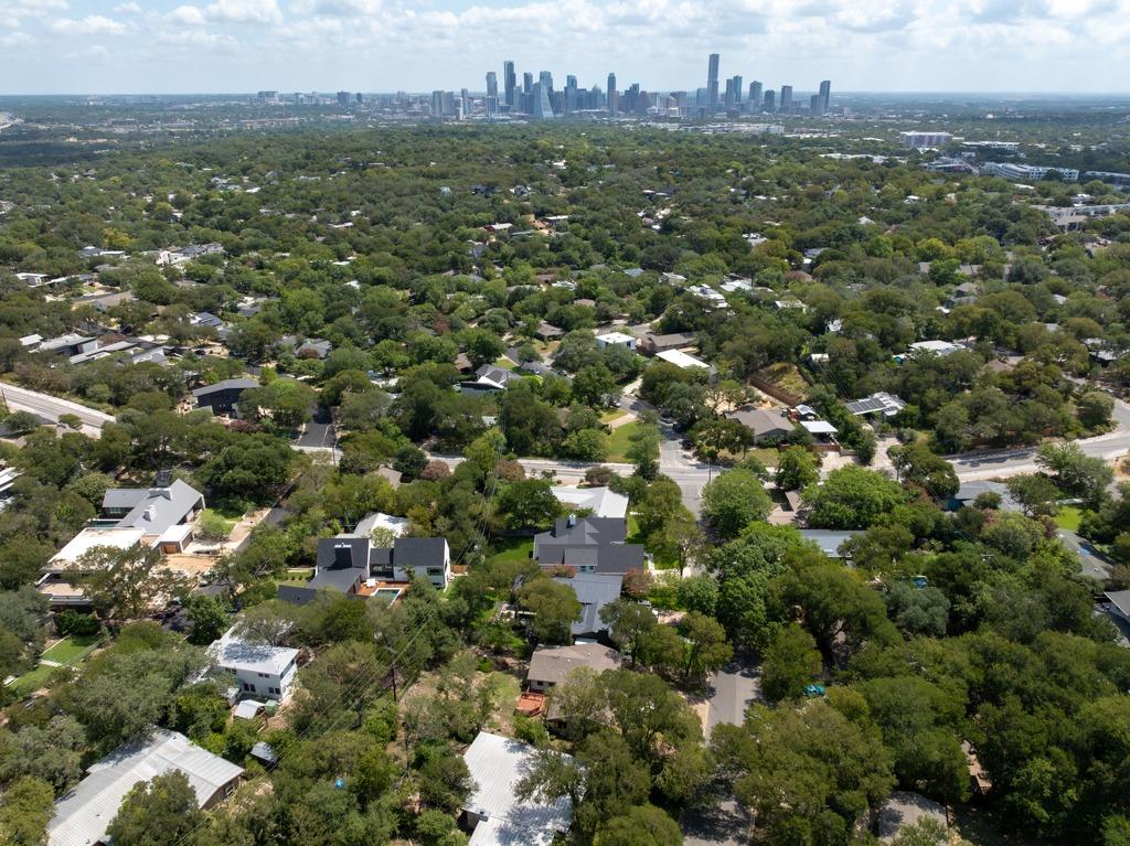 View 2906 Oakhaven DR in Barton Hills Sec 01 2906 Oakhaven DR - property photo 1 - Luxury lot in Barton Hills Sec 01, Austin, TX