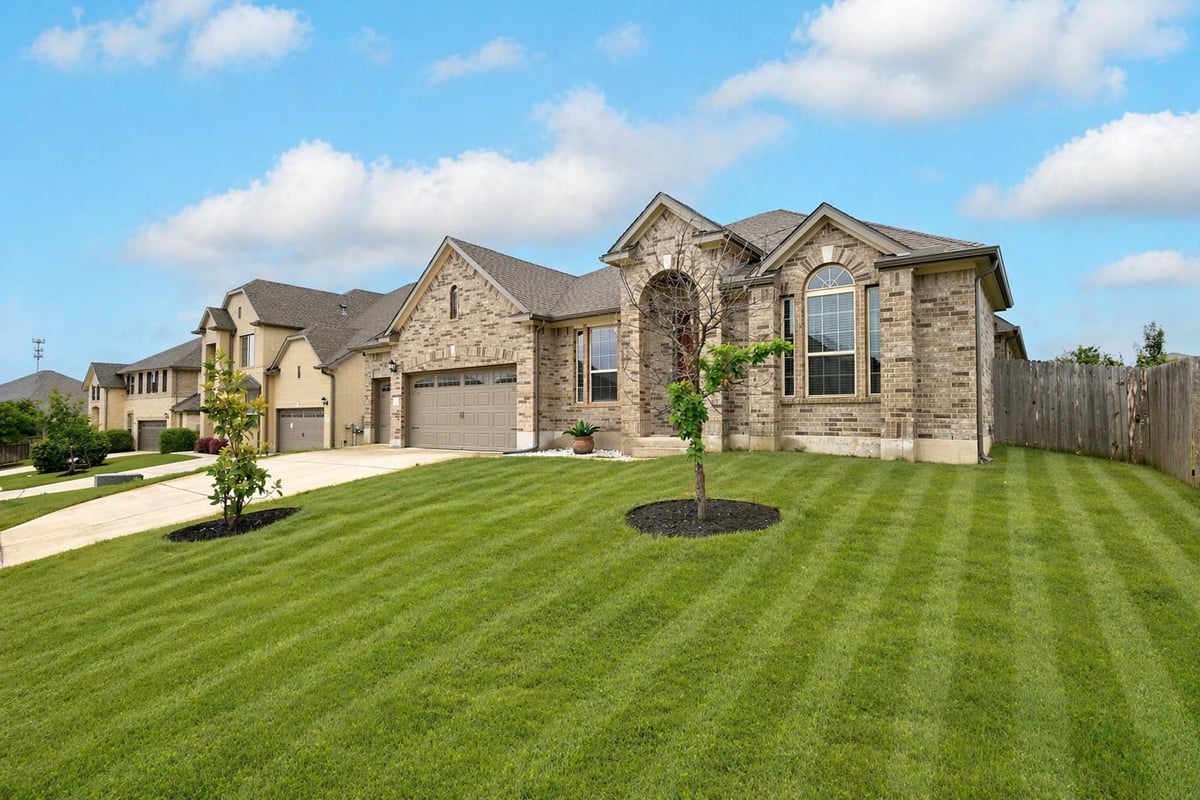 Living area at 2907 Cattleman Gln - 5 bed 3 bath home