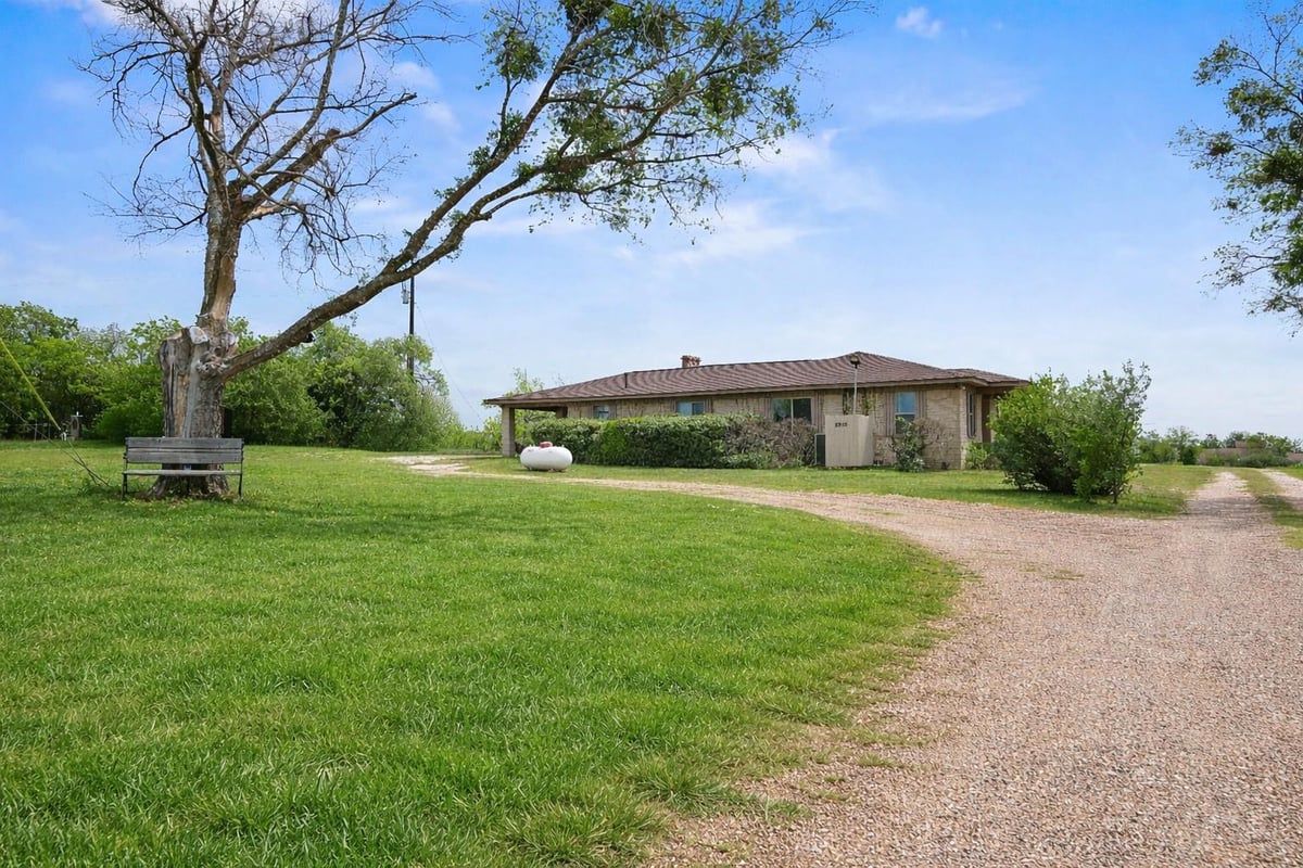 2915 County Road 153 - front exterior - Luxury home in n/a, Georgetown, TX