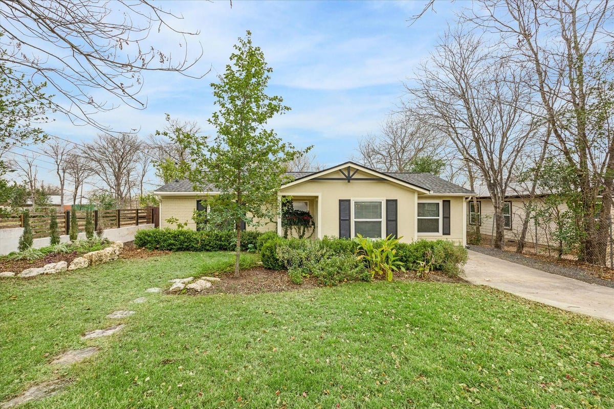 View 2921 Pecan Springs RD in Manor Hills Sec 05 2921 Pecan Springs RD - property photo 1 - Luxury home in Manor Hills Sec 05, Austin, TX