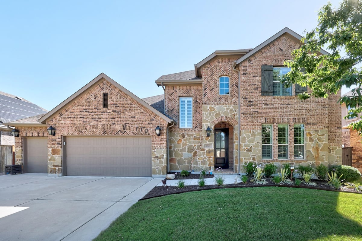 View 2927 San Milan in Paloma Lake Sec 12 2927 San Milan - front exterior - Luxury home in Paloma Lake Sec 12, Round Rock, TX