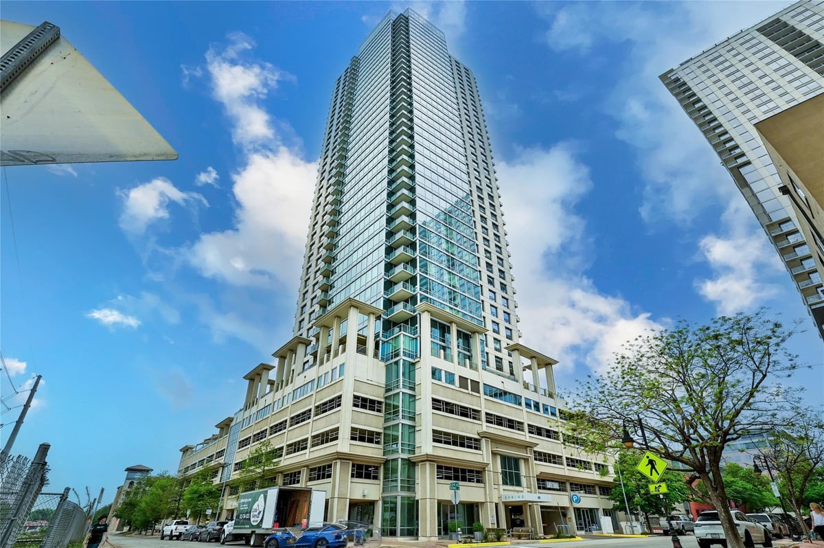View 300 Bowie ST Unit #902 in Spring condominiums 300 Bowie ST Unit #902 - front exterior - Luxury home in Spring condominiums, Austin, TX