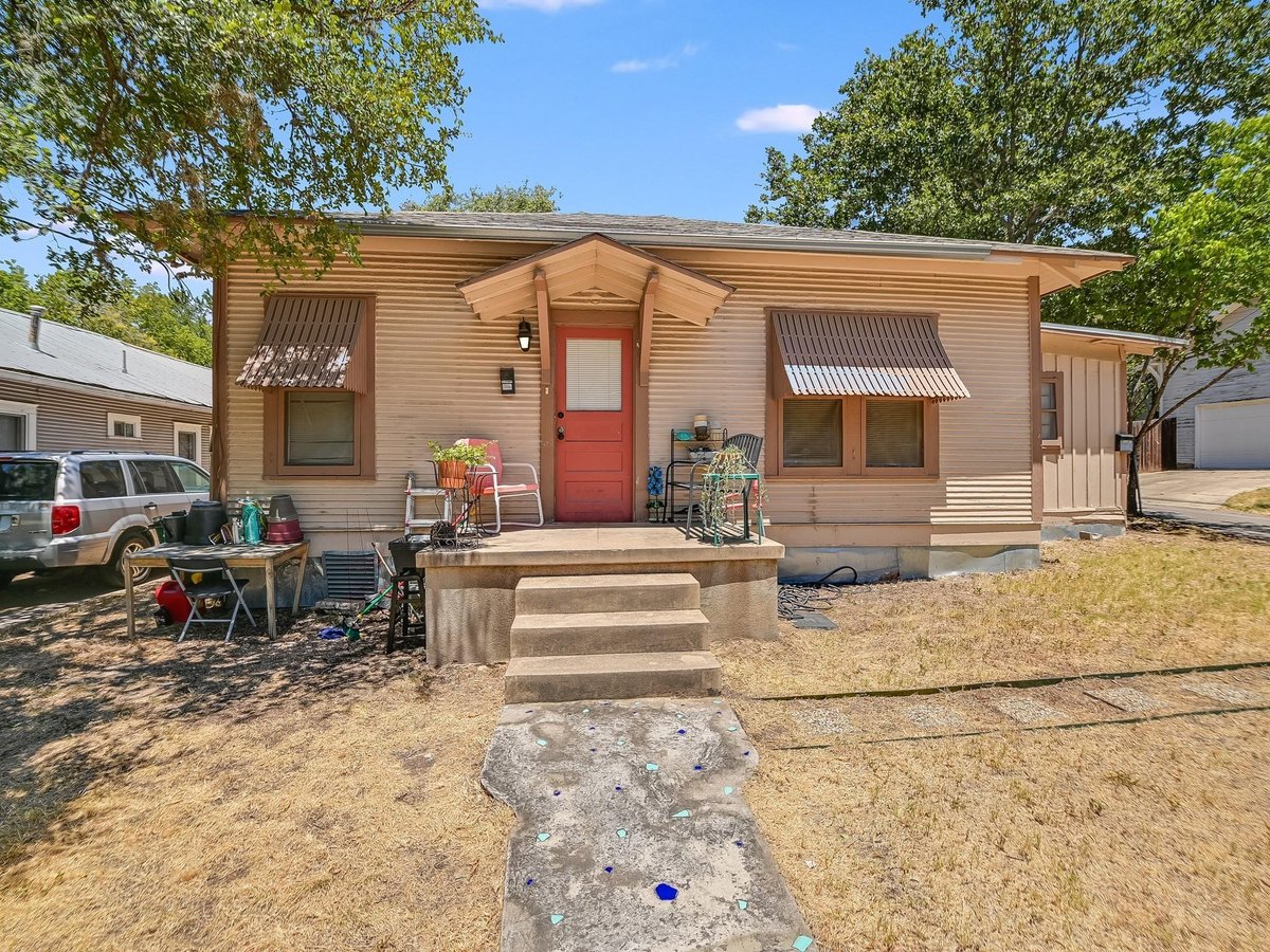 View 300 W 34th St in Buddington 300 W 34th St - front exterior - Luxury home in Buddington, Austin, TX