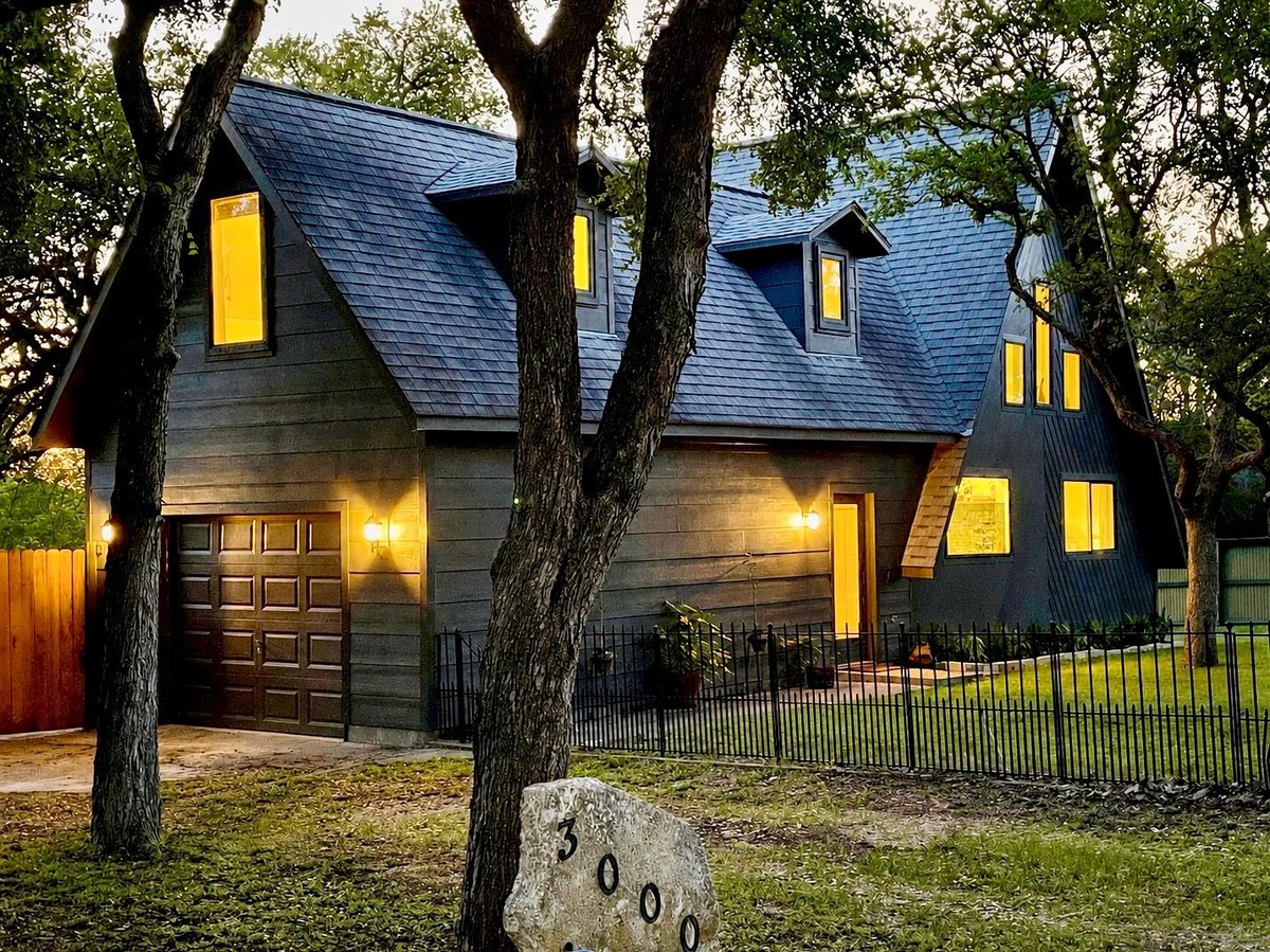 3000 Chisholm TRL - front exterior - Luxury home in Apache Shores 01 Instl, Austin, TX