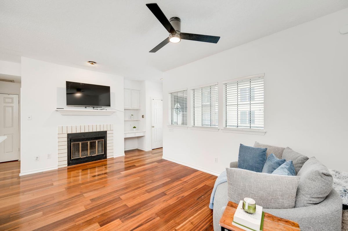 Living area at 3001 Cedar St Unit #A-205 - 1 bed 1 bath home