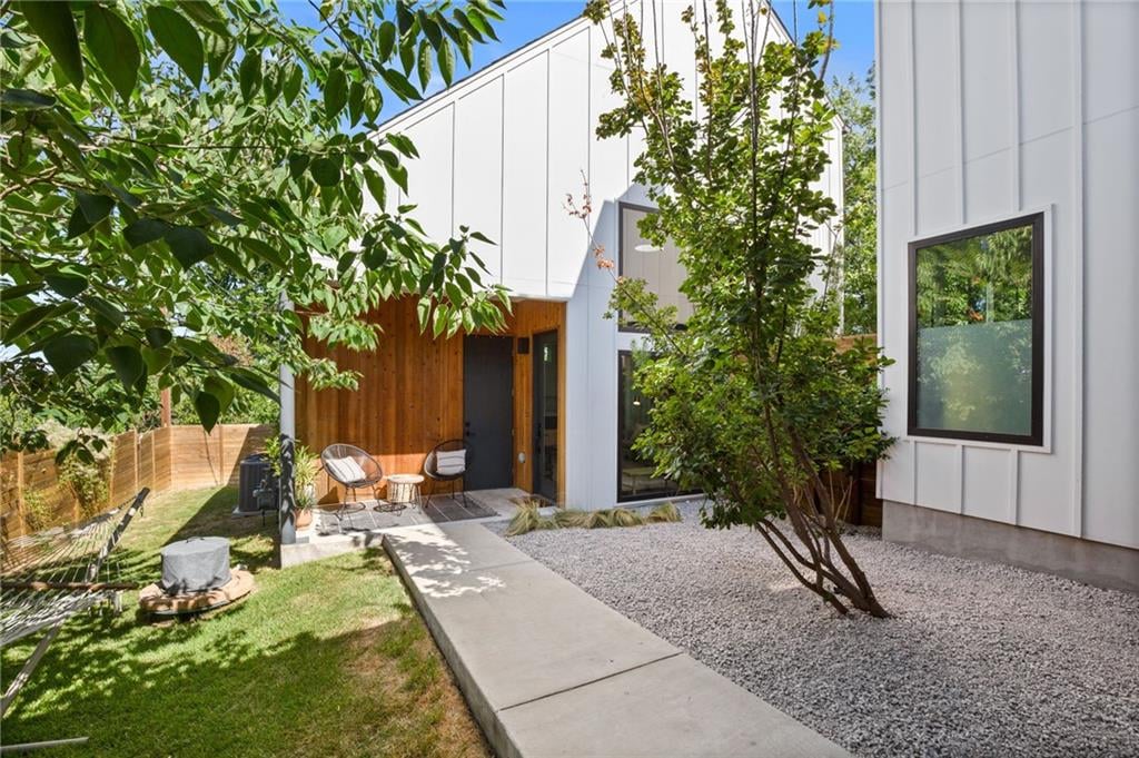 View 3004 S 5th ST Unit #B in Galindo 3004 S 5th ST Unit #B - front exterior - Luxury home in Galindo, Austin, TX