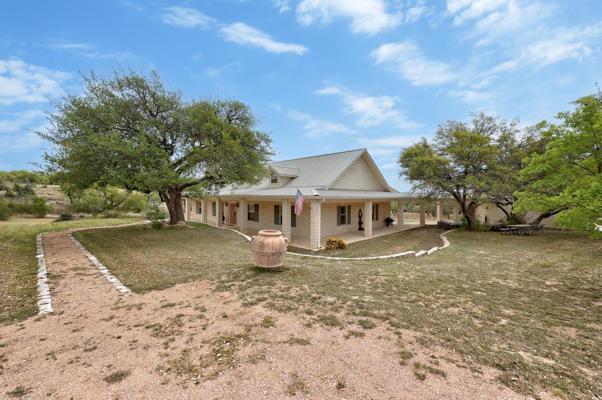 301 Hall Ln - front exterior - Luxury home in Oaks At Spicewood, Spicewood, TX