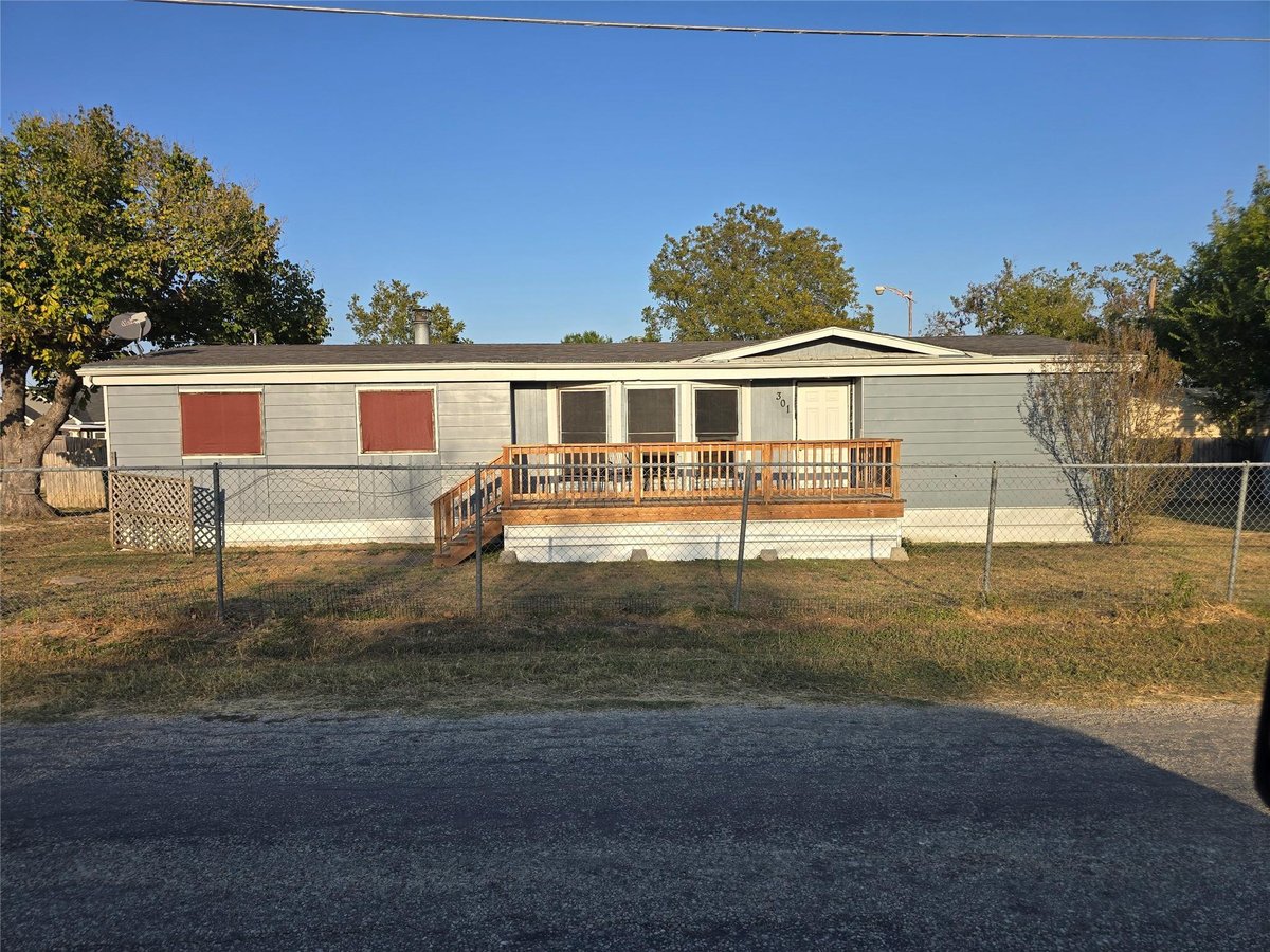 View 301 S Johnson Ave in Newton & Johnson 301 S Johnson Ave - front exterior - Luxury home in Newton & Johnson, Thorndale, TX