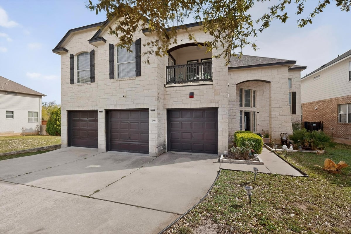 View 301 S Lynnwood Trl in Forest Oaks Sec 7 301 S Lynnwood Trl - front exterior - Luxury home in Forest Oaks Sec 7, Cedar Park, TX