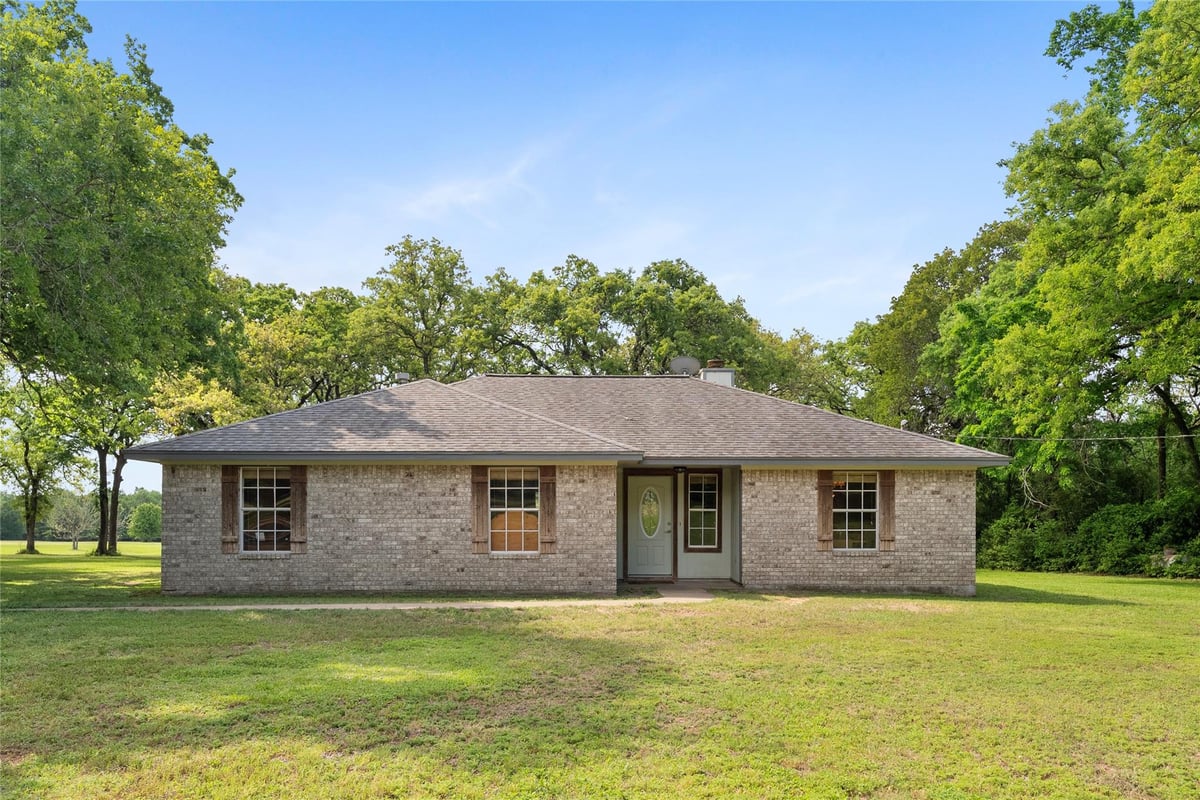Living area at 3011 County Road 314 - 3 bed 2 bath home