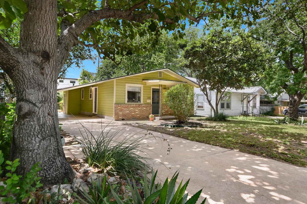 View 3013 E 18th ST in McKinley Heights 03 3013 E 18th ST - front exterior - Luxury home in McKinley Heights 03, Austin, TX