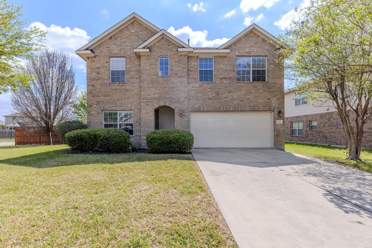 Living area at 3013 Hawks Swoop Trl - 5 bed 2 bath home