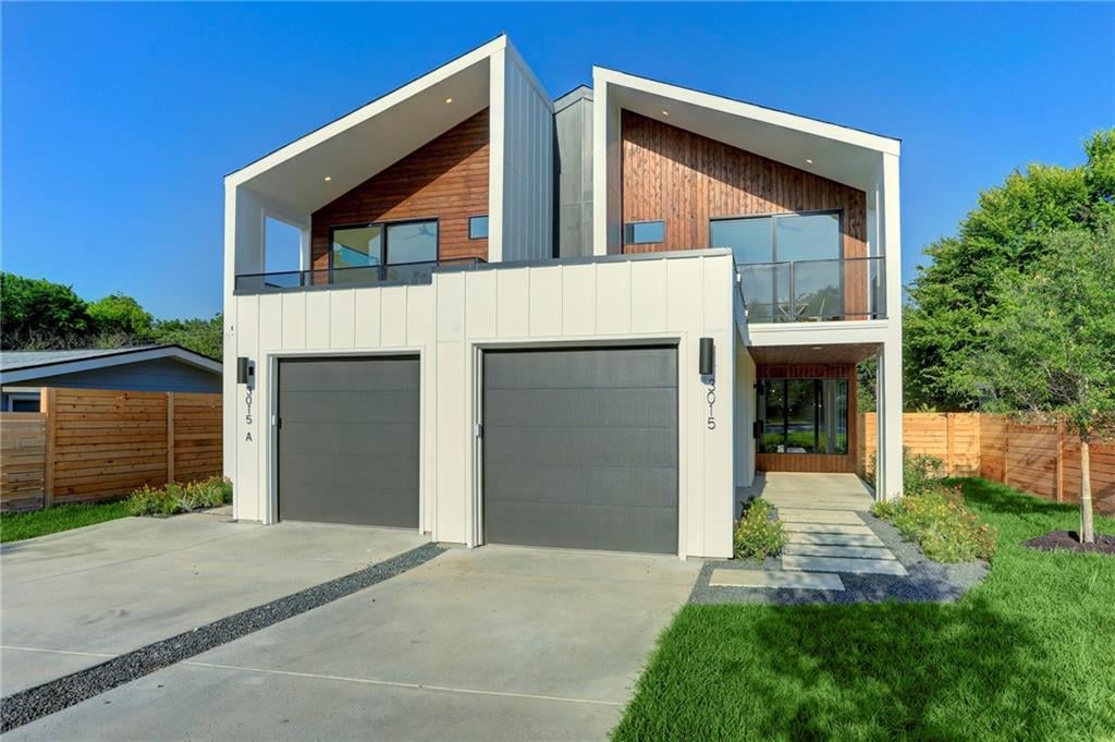 View 3015 Fontana DR Unit #B in South Park Sec 01 3015 Fontana DR Unit #B - front exterior - Luxury home in South Park Sec 01, Austin, TX