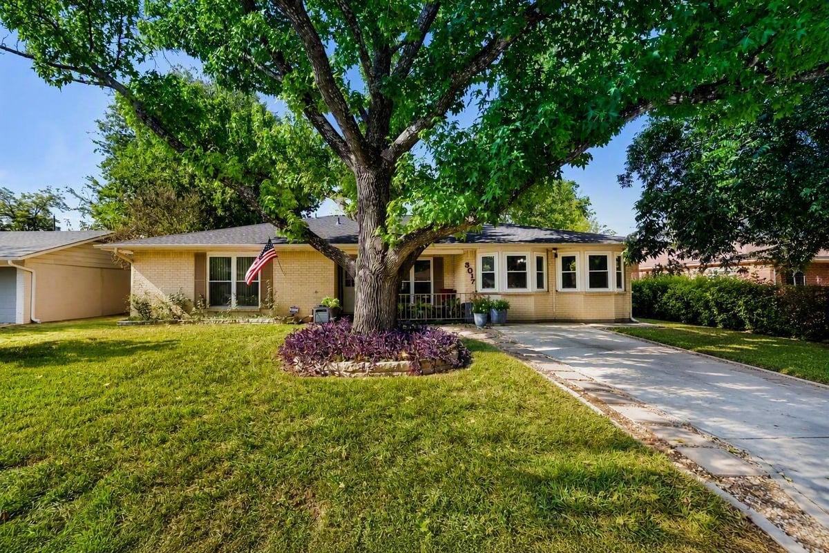View 3017 Val DR in Vintage Hills Sec 04 3017 Val DR - property photo 1 - Luxury home in Vintage Hills Sec 04, Austin, TX