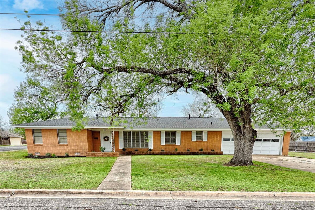 View 302 Baumgarten ST in City Of Schulenburg 497 302 Baumgarten ST - property photo 1 - Luxury home in City Of Schulenburg 497, Schulenburg, TX