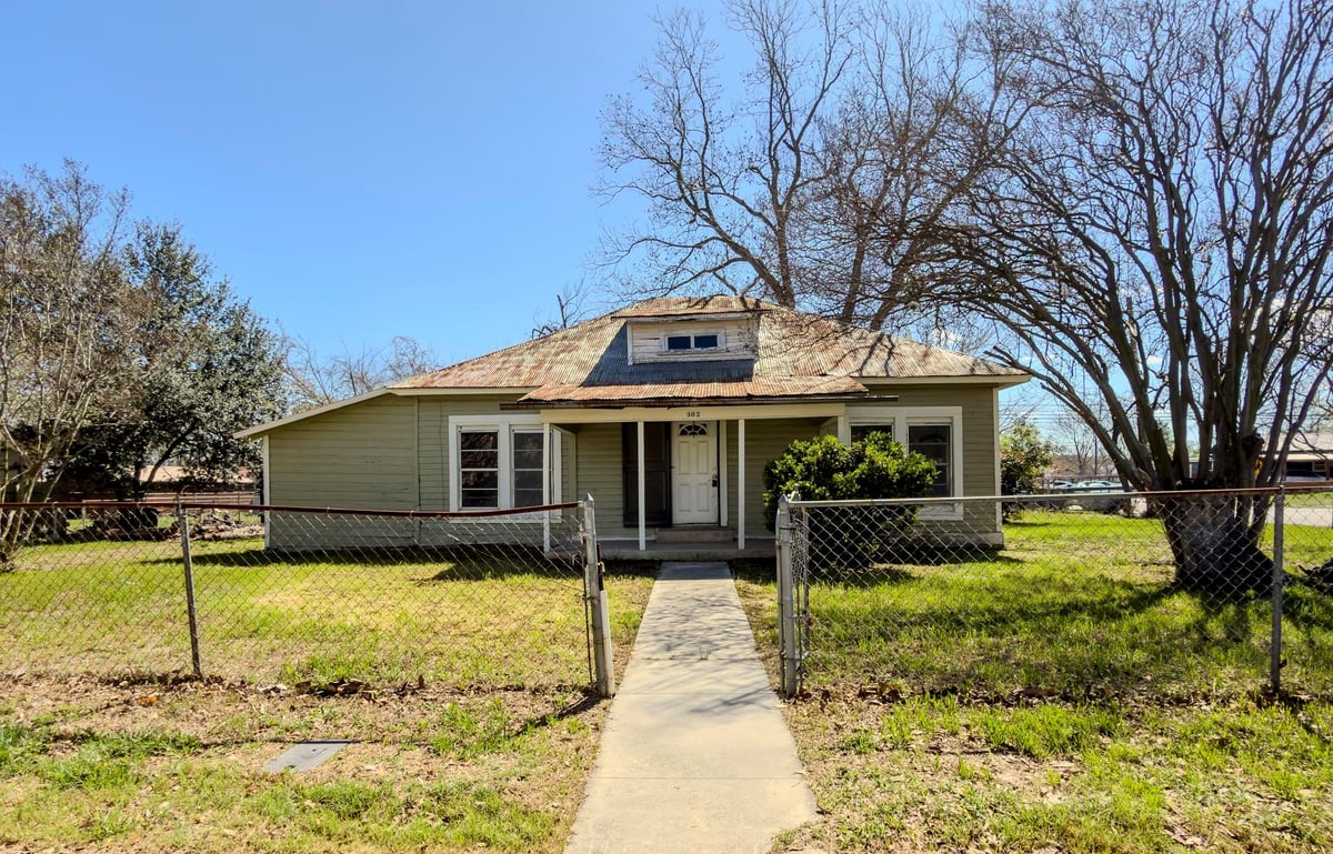 View 302 E Crockett St in O T Luling 302 E Crockett St - front exterior - Luxury home in O T Luling, Luling, TX