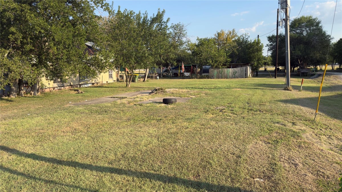 302 E Parsons ST - property photo 1 - Luxury lot in Manor Town, Manor, TX