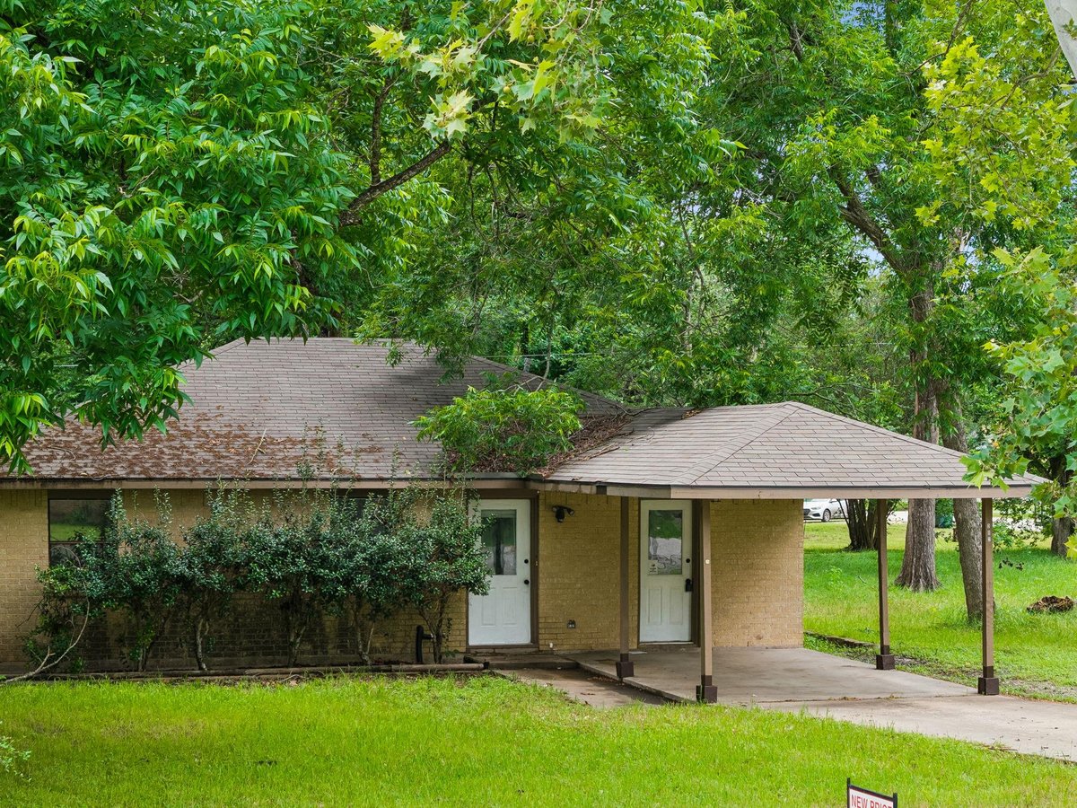 View 302 Harris ST in Smithville Townsite 302 Harris ST - front exterior - Luxury home in Smithville Townsite, Smithville, TX