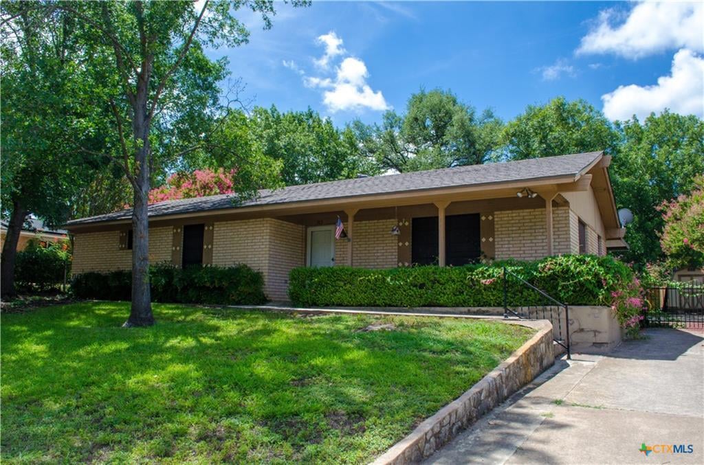 View 303 E 20th Ave in Brookwood Add 303 E 20th Ave - front exterior - Luxury home in Brookwood Add, Belton, TX