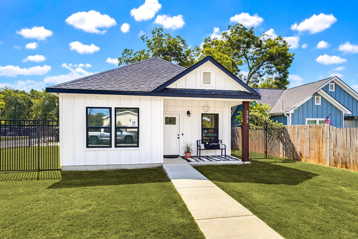 View 303 Pine Ave in J & S Sub 303 Pine Ave - front exterior - Luxury home in J & S Sub, Luling, TX