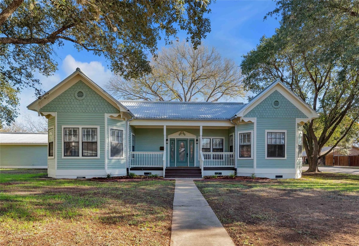 View 303 S Franklin St in Eblin 426 303 S Franklin St - front exterior - Luxury home in Eblin 426, La Grange, TX