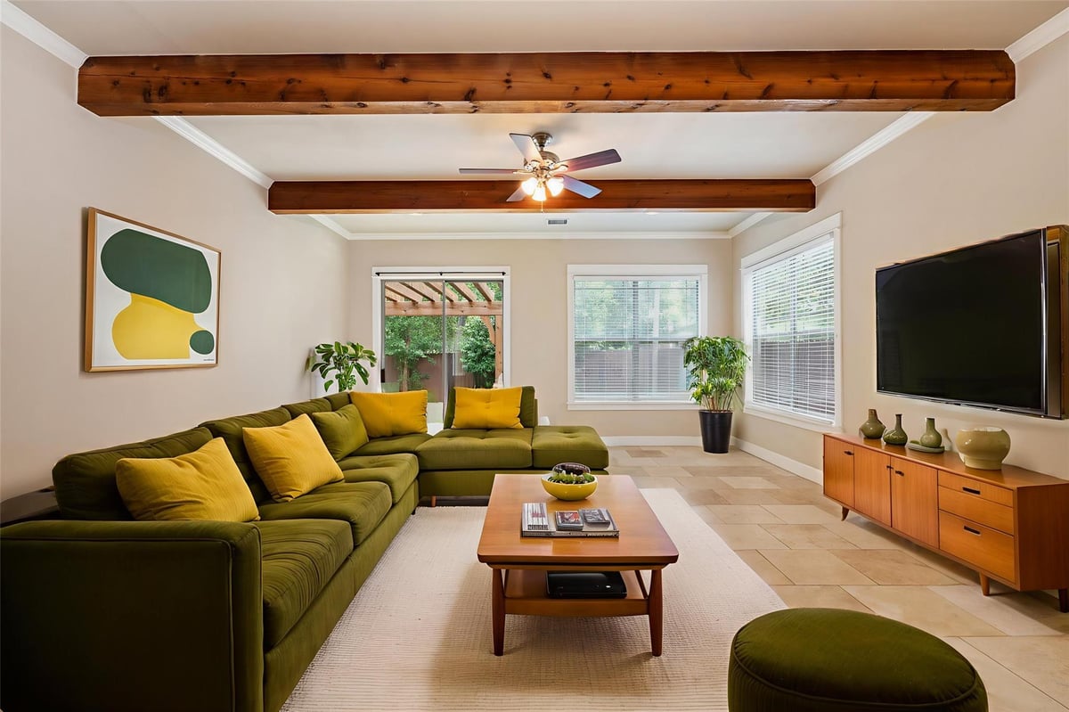Living area at 303  Zennia St - 6 bed 4 bath home