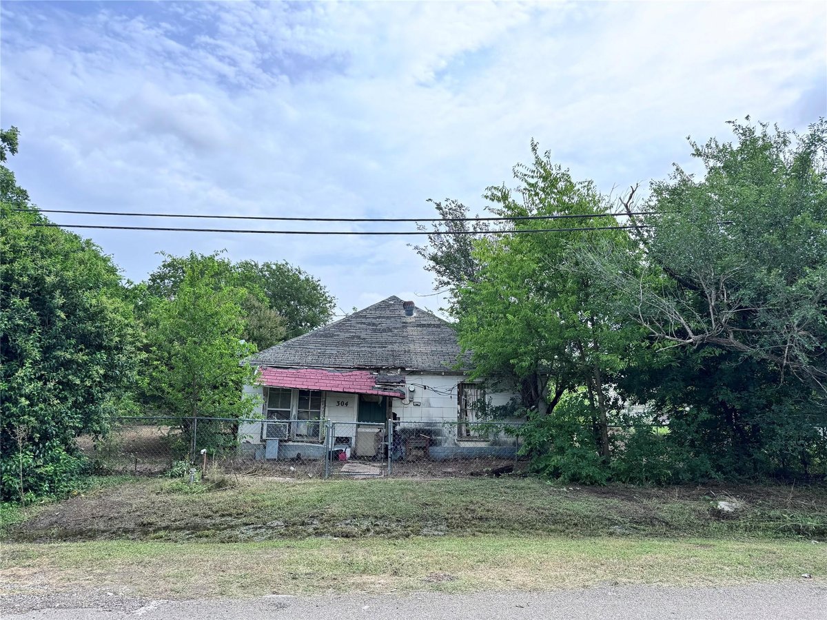 View 304 E Prairie Ave in Rogers 304 E Prairie Ave, photo 1 of 6, Rogers, Rogers, TX