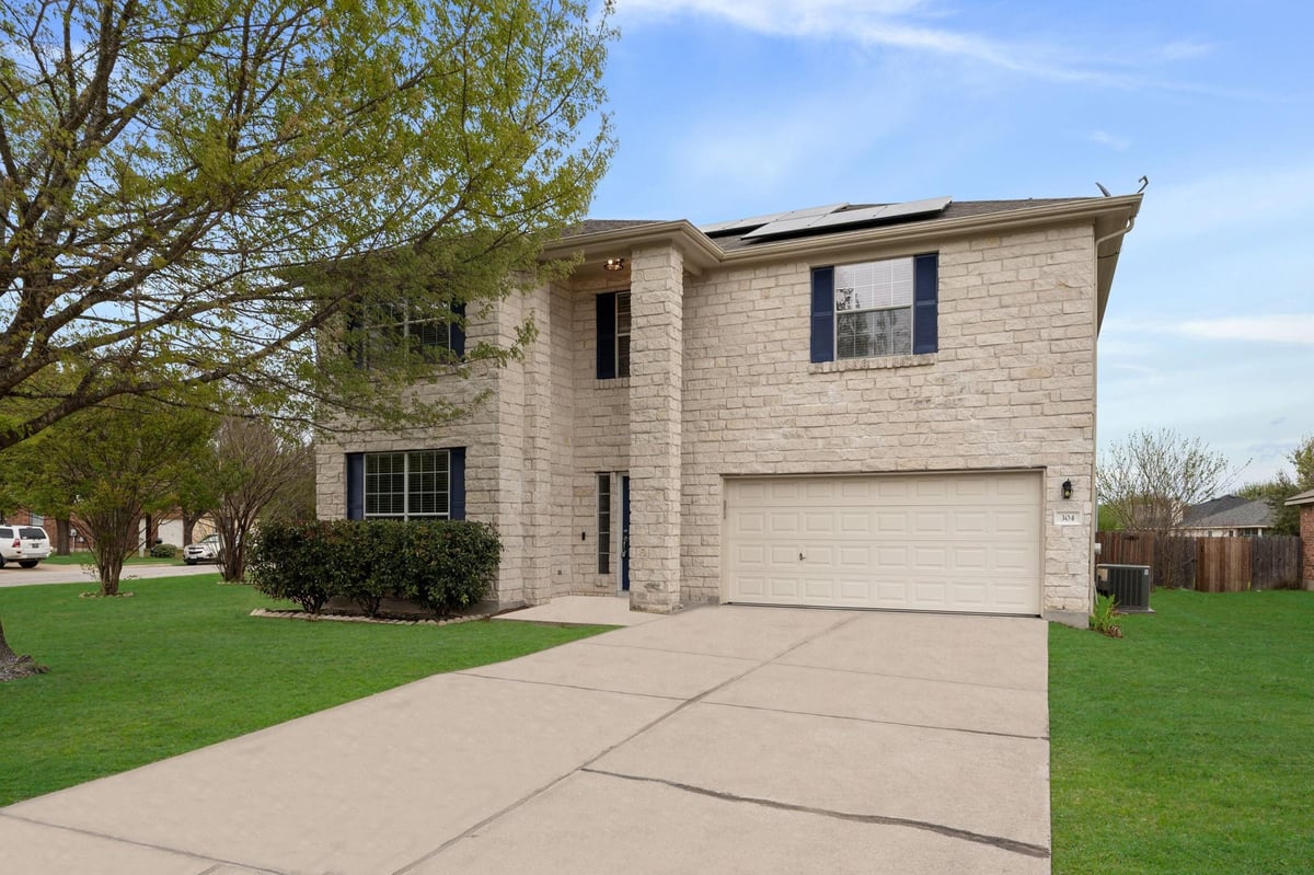 View 304 Gainer Dr in Legends of Hutto 304 Gainer Dr - front exterior - Luxury home in Legends of Hutto, Hutto, TX