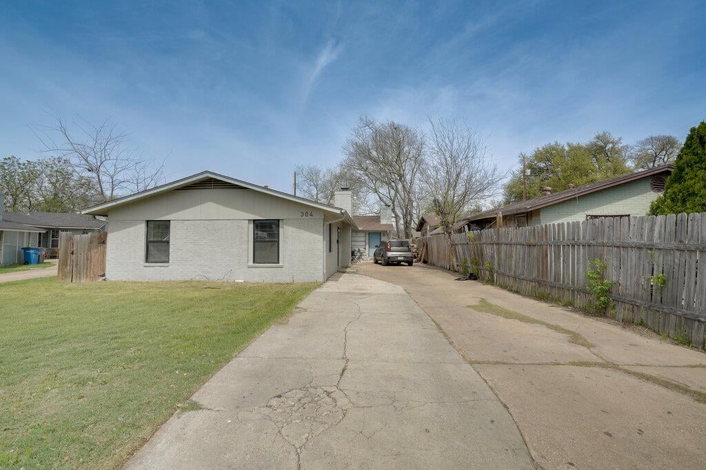 View 304 John Nance Garner CIR Unit #A2 in Congress Park 304 John Nance Garner CIR Unit #A2 - property photo 1 - Luxury home in Congress Park, Austin, TX