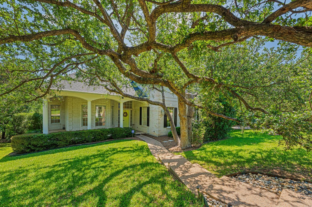 304 River Down RD - front exterior - Luxury home in River Ridge 03 Sec B A Vacation & Resub, Georgetown, TX