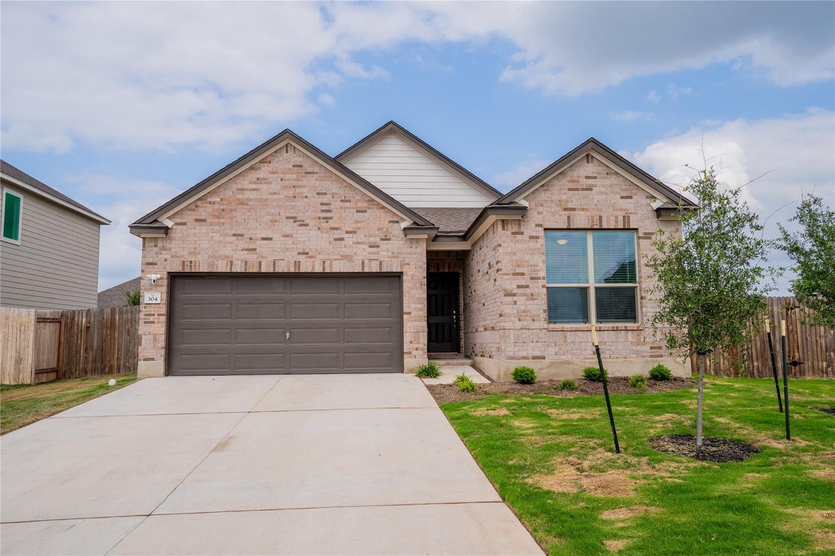 View 304 Summit DR in Centerpoint Meadows Sub 304 Summit DR - front exterior - Luxury home in Centerpoint Meadows Sub, Lockhart, TX