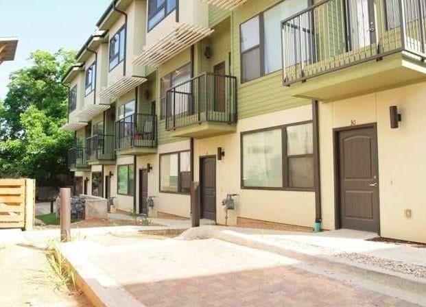 View 304 W Alpine RD Unit #31 in Sycamore Attached Condo 304 W Alpine RD Unit #31 - property photo 1 - Luxury home in Sycamore Attached Condo, Austin, TX