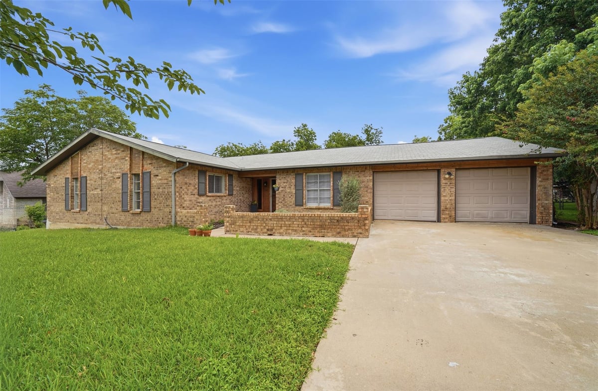 View 304 White Wing WAY in Dove Creek Sec 01 304 White Wing WAY - front exterior - Luxury home in Dove Creek Sec 01, Round Rock, TX