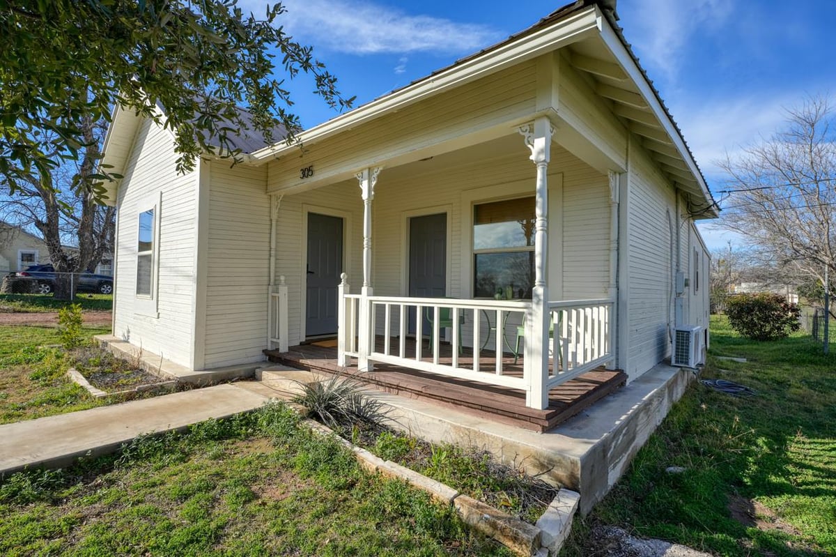 View 305 W Tarrant ST in North 305 W Tarrant ST - property photo 1 - Luxury home in North, Llano, TX