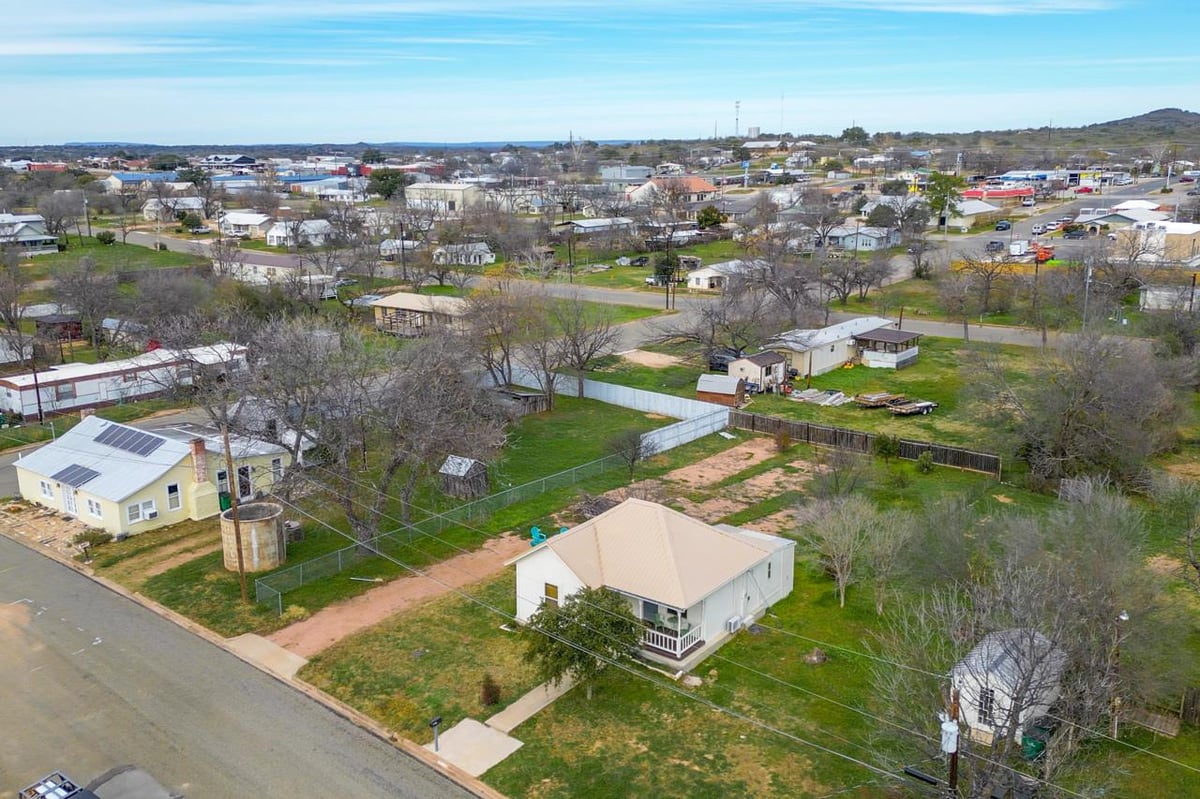 View 305 W Tarrant St in North 305 W Tarrant St - front exterior - Luxury home in North, Llano, TX