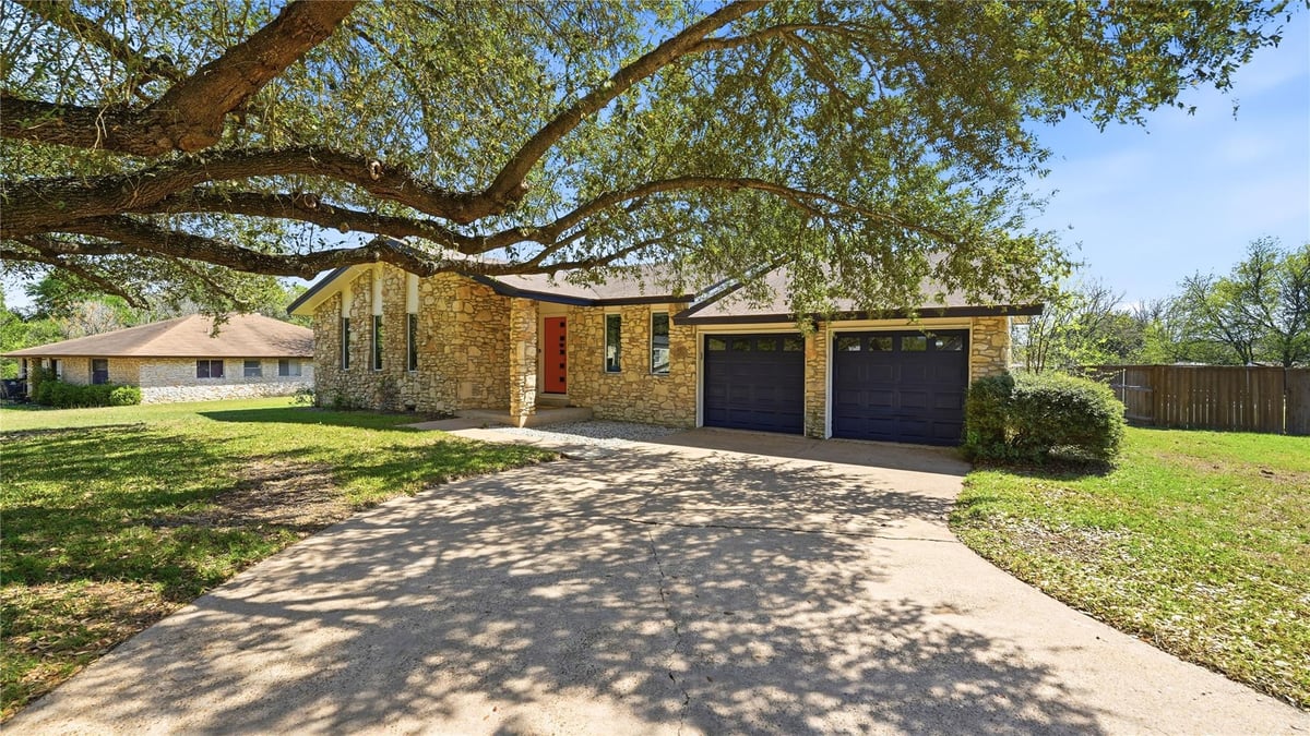 Living area at 305 Whitetail Dr - 3 bed 2 bath home