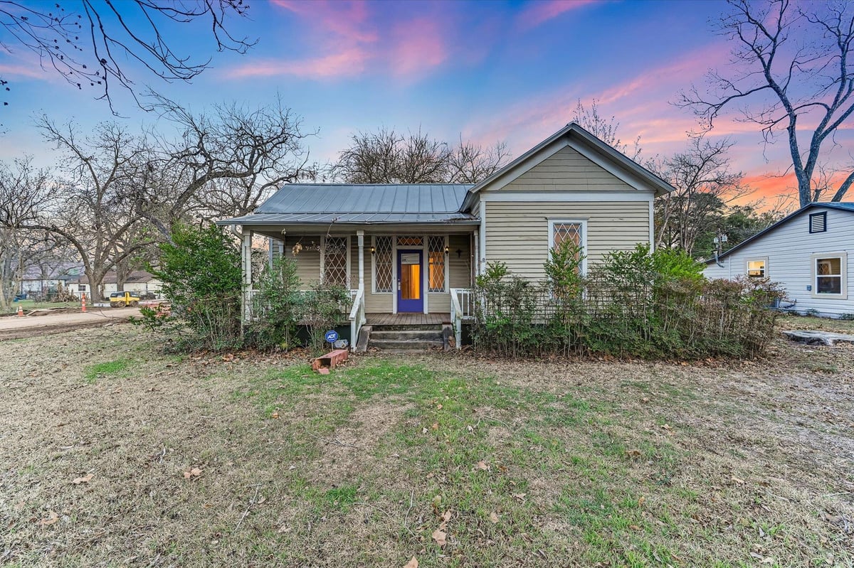 View 306 Garwood St in Burleson 306 Garwood St - front exterior - Luxury home in Burleson, Smithville, TX