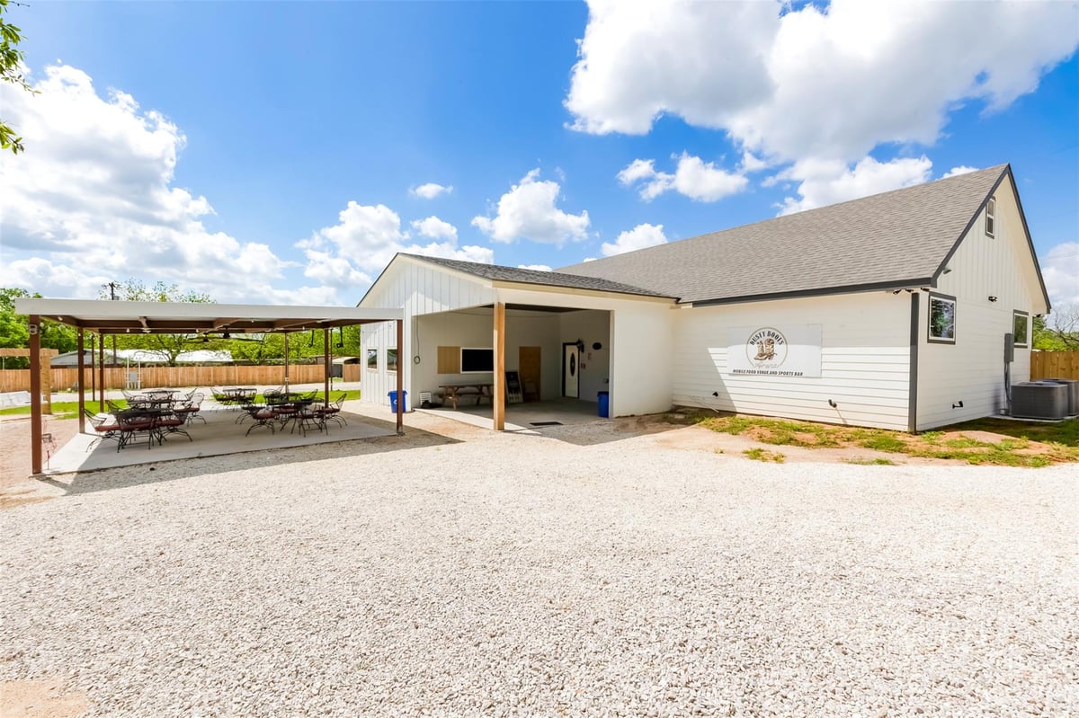 View 306 Oak St in Original Town- Road 306 Oak St - front exterior - Luxury home in Original Town- Road, Rockdale, TX