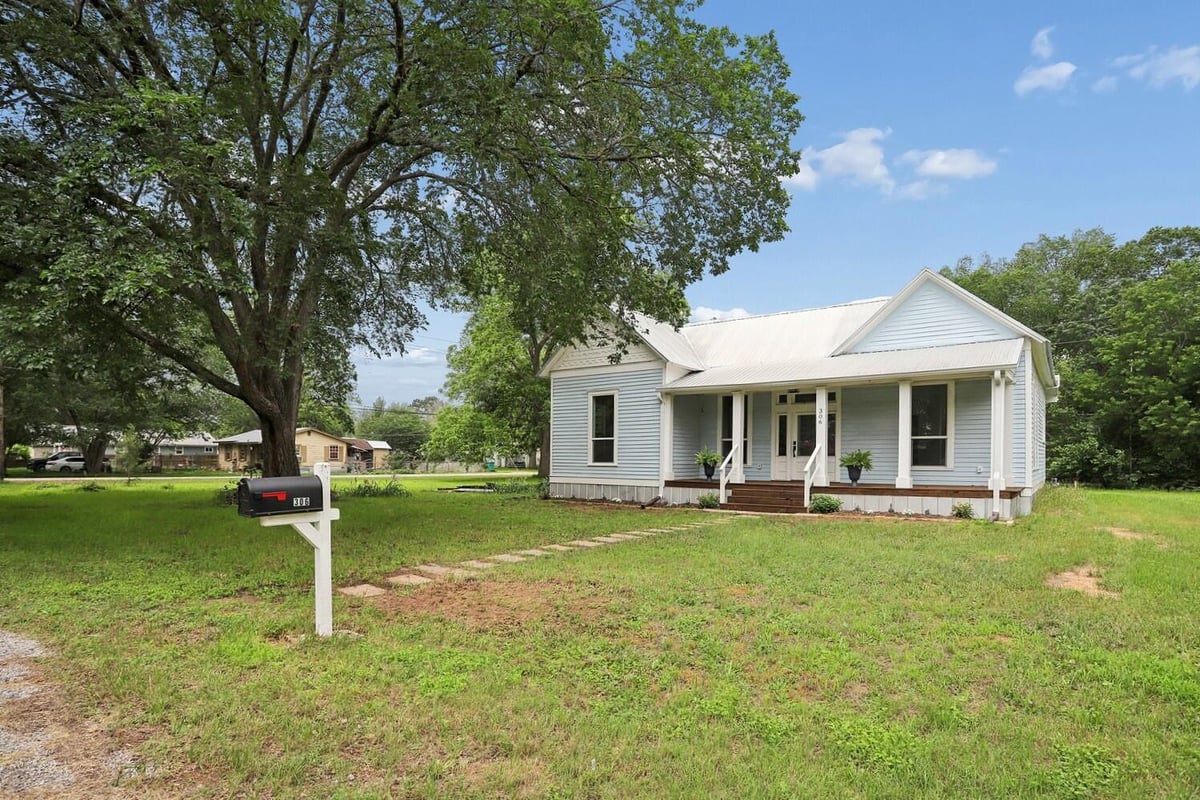 View 306 Rivers St in Smithville Townsite 306 Rivers St - front exterior - Luxury home in Smithville Townsite, Smithville, TX