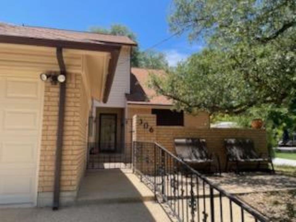 View 306 S Arnold St in L S C 1st 306 S Arnold St - front exterior - Luxury home in L S C 1st, Lampasas, TX