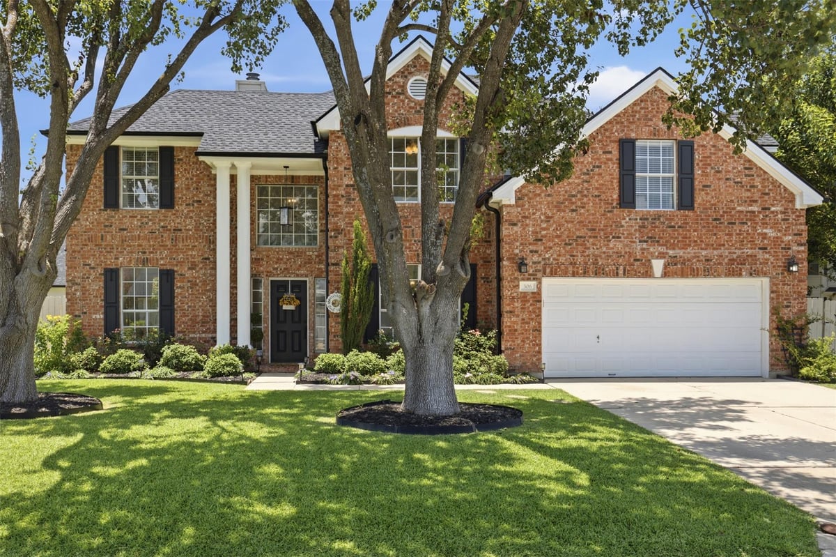 306 Thunderbay DR - front exterior - Luxury home in Stonehedge Sec 02, Georgetown, TX