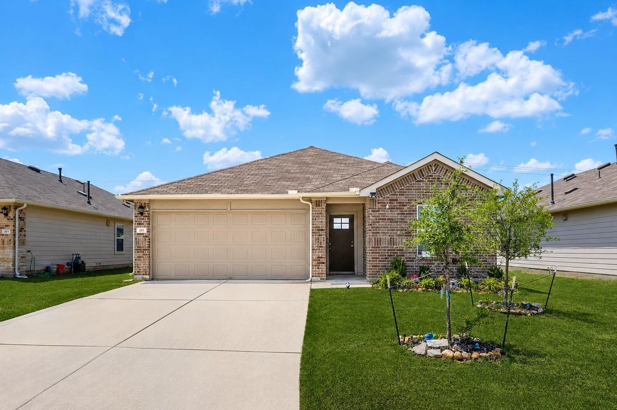 View 307 Abbey LN in Vintage Springs 307 Abbey LN - property photo 1 - Luxury home in Vintage Springs, Lockhart, TX