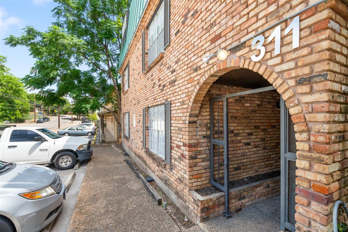 View 307 E 31st ST Unit #102 in Allison Laura L Resub 307 E 31st ST Unit #102 - property photo 1 - Luxury home in Allison Laura L Resub, Austin, TX