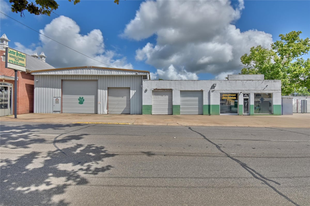 View 307 E Alamo St in Brenham 307 E Alamo St, photo 1 of 38, Brenham, Brenham, TX