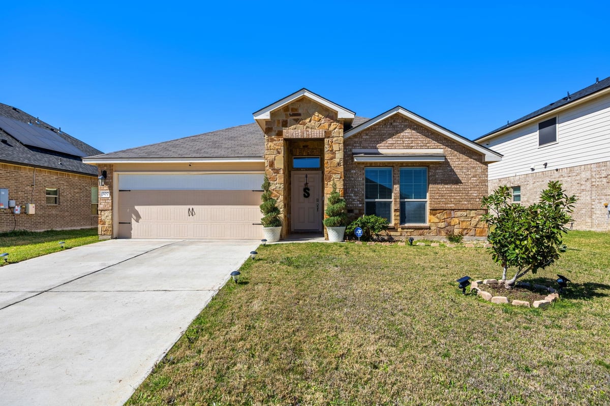 View 307 Paddock Ln in Duncan Farms Ph I 307 Paddock Ln - front exterior - Luxury home in Duncan Farms Ph I, Killeen, TX