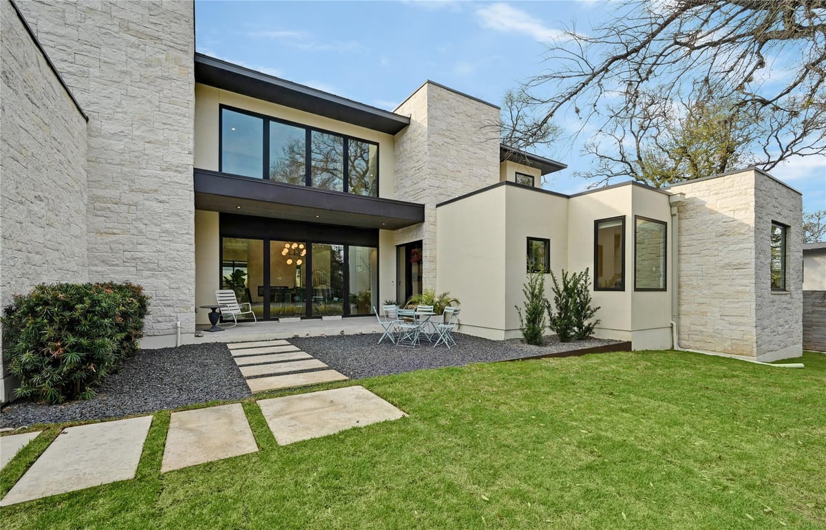 Living area at 308 Briarwood Trl - 5 bed 5 bath home
