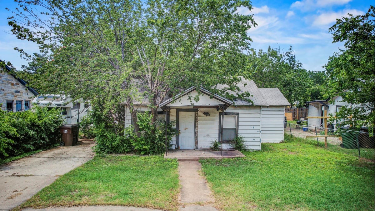 308 E Austin Ave - front exterior - Luxury lot in Round Rock City, Round Rock, TX